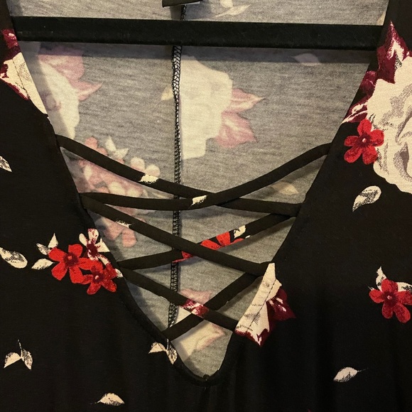 Floral Tunic top with bell sleeves - Picture 3 of 5